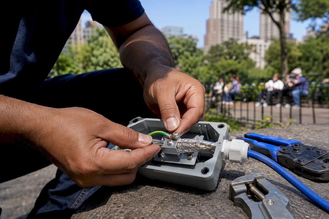 Hands grounding shielded outdoor Ethernet cable